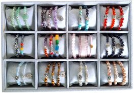 Display met natuurstenen armbanden