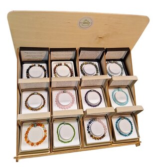 Display met dames- en heren armbanden