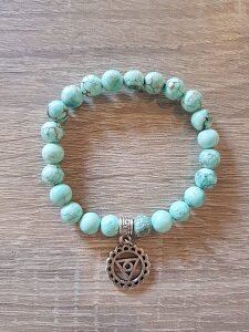 Dames armband Turquoise 8 mm met Chakra bedel