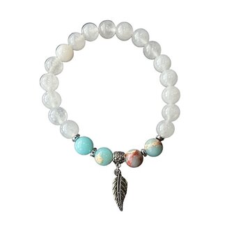 Witte Jade en Larderiet met veer bedel