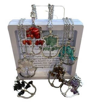 Diverse natuurstenen kettingen met Hamsa hand