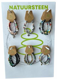 Display met diverse natuurstenen dames armbanden