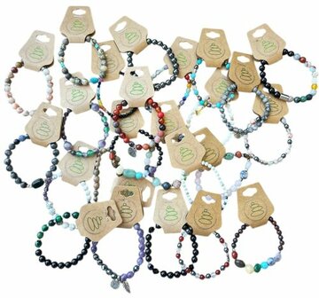 Display met variatie dames armbanden van natuursteen