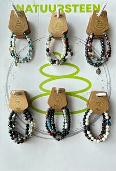 Display met heren- en dames natuurstenen armbanden