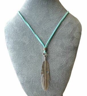 Ketting (verstelbaar) van turquoise veter en veer hanger