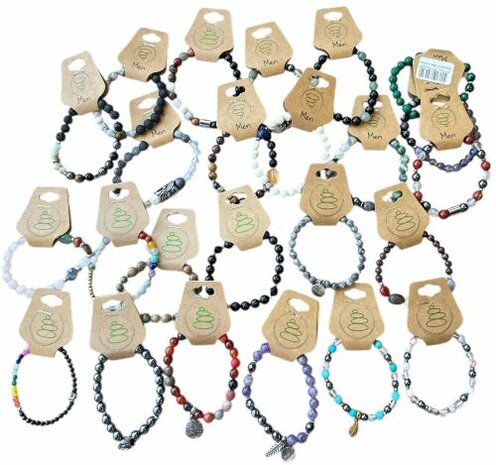 Display met variatie dames en heren armbanden van natuursteen