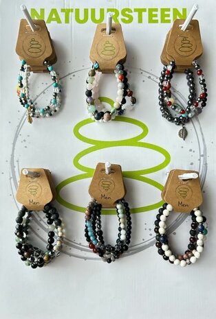 Display met heren- en dames natuurstenen armbanden