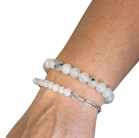 Zilverkleurige schakel armband met witte Jade natuursteen